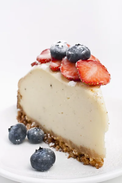Pedazo de sabroso pastel de queso de vainilla — Foto de Stock
