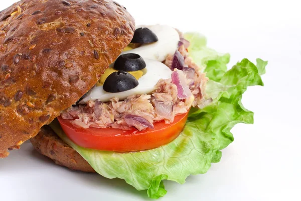 Medelhavet tonfisk och ägg smörgås — Stockfoto