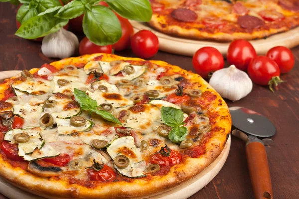 Gezond fruit en paddestoelen pizza — Stockfoto
