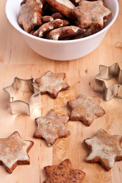 Biscotti di Natale fatti in casa a forma di stella con una stella — Foto Stock