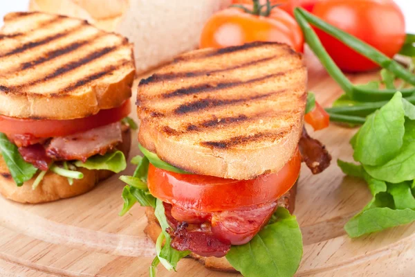 Sandwiches mit Speck, Salat und Tomaten — Stockfoto