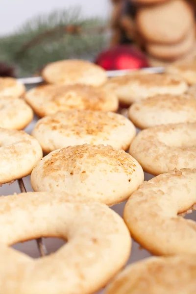Cookies på en meatal räcke — Stockfoto