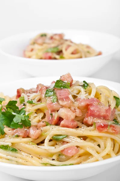 Två portioner av traditionella spaghetti carbonara — Stockfoto