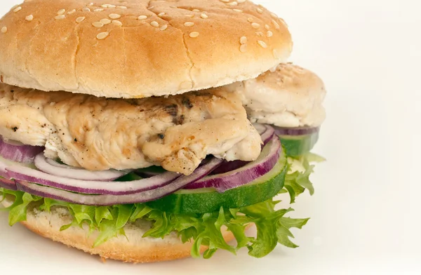 Курица, лук, огурцы и сэндвич с салатом — стоковое фото