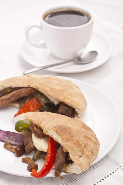 Pita ekmeği sandviç et ve sebze ile yarısı — Stok fotoğraf