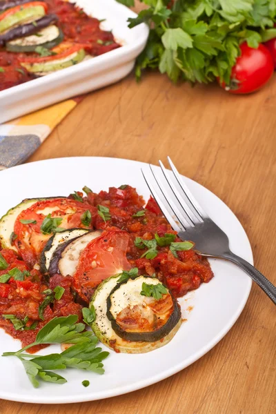 Légumes cuits au four avec sauce tomate — Photo