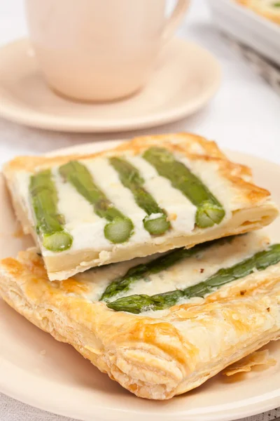 Pâtisserie feuilletée aux asperges, mascarpone et fromage bleu Gorgonzola — Photo
