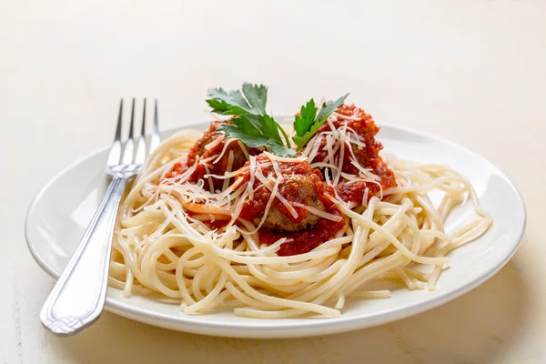 Espaguetis con albóndigas en salsa de tomate —  Fotos de Stock