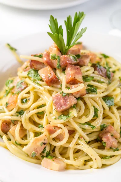 Spaghetti carbonara traditionnel — Photo