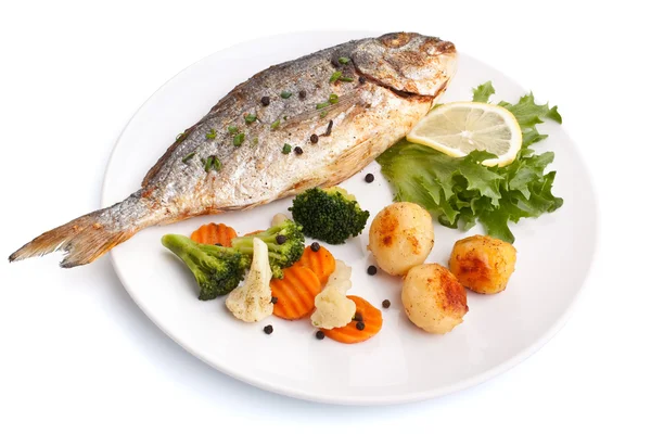 Pesce sarago con verdure su piatto bianco — Foto Stock