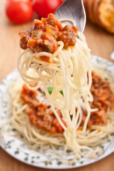 Espaguetis boloñeses en un tenedor —  Fotos de Stock