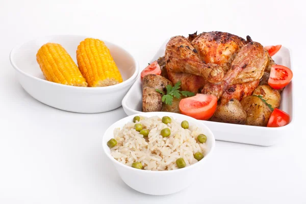 Pollo con patatas, tomates, maíz y arroz con guisantes — Foto de Stock