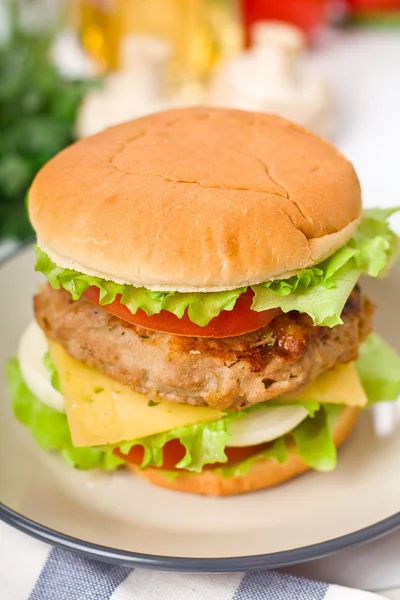 A lemez nagy grillezett sajtburger — Stock Fotó