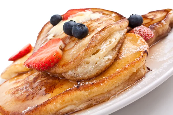 Akçaağaç şurubu, erimiş tereyağı ve çilek ile Pancakes