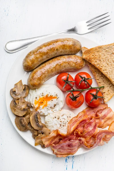 Full English Breakfast with Poached Eggs — Stock Photo, Image