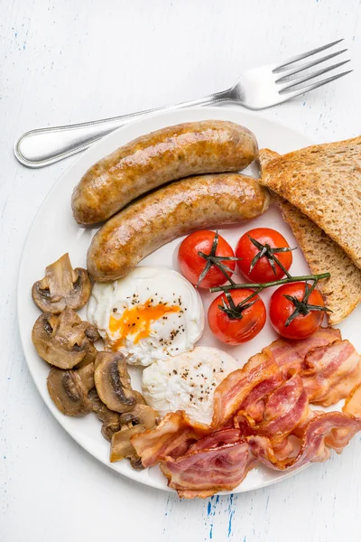 Petit déjeuner anglais complet avec oeufs pochés — Photo