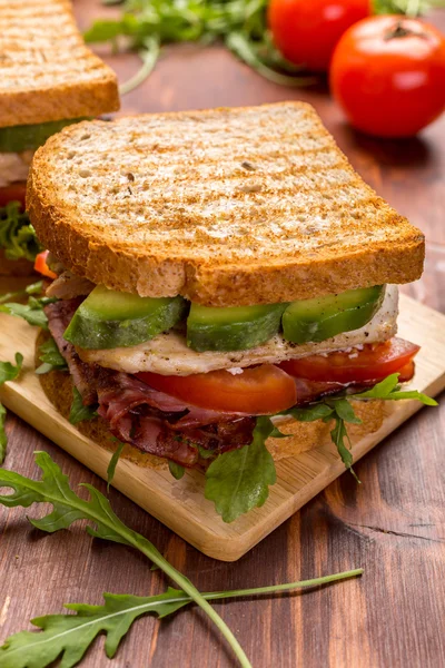 Sandwiches mit Speck, Salat und Tomaten — Stockfoto