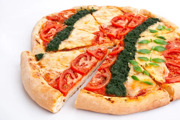 Plantaardige pizza gesneden — Stockfoto