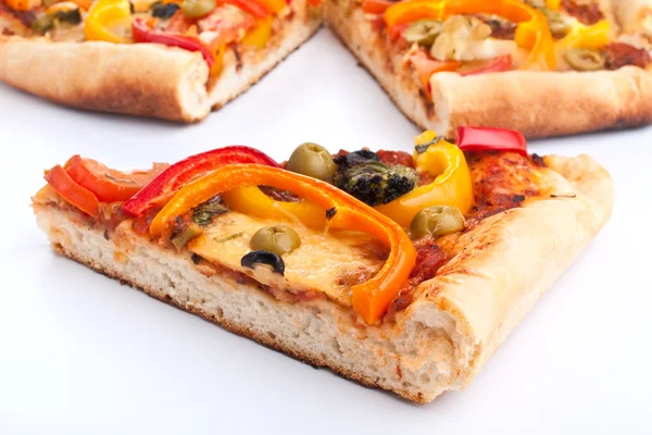 Vegetabiliska pizza slices — Stockfoto