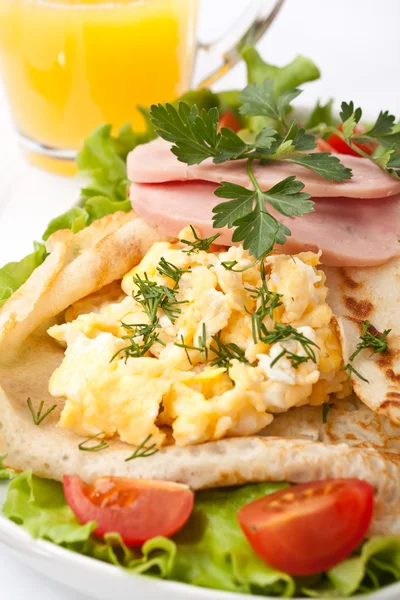 Brunch pancakes with scrambled eggs, ham and tomatoes — Stock Photo, Image
