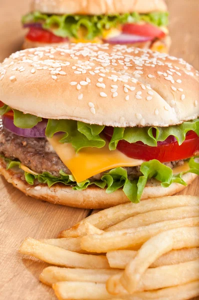 Leckere Cheeseburger mit Pommes — Stockfoto