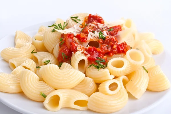 Servering av pasta med tomatsås — Stockfoto