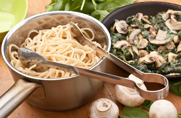 Spaghetti with spinach — Stock Photo, Image
