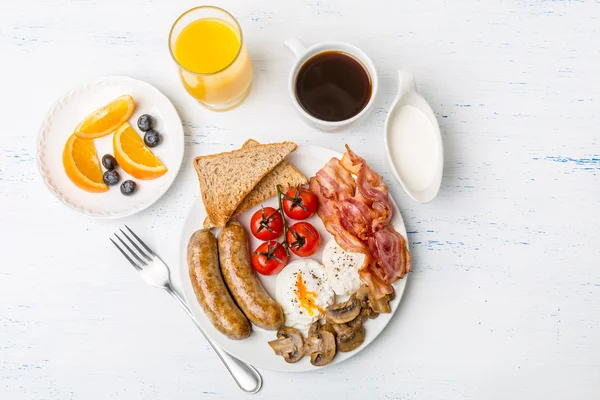 Café da manhã inglês completo com ovos escalfados — Fotografia de Stock