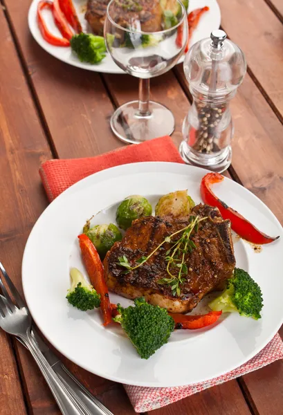 Chuletas de cerdo a la parrilla con verduras — Foto de Stock