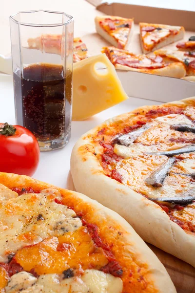 Trois différents types de pizza et un verre de cola — Photo