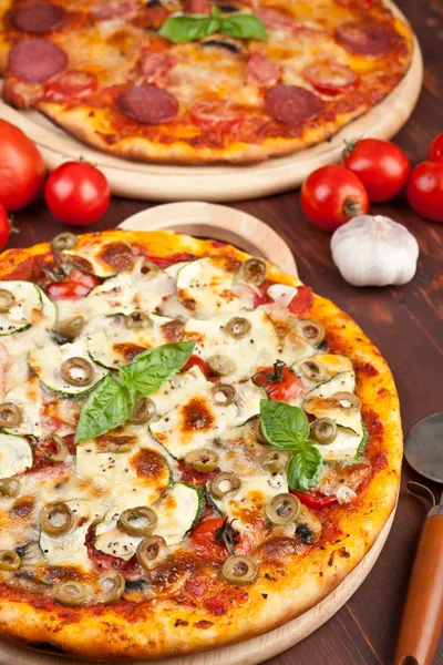 Gezond fruit en paddestoelen pizza — Stockfoto