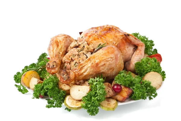 Ganze gebratene gefüllte Hühnchen mit Petersilie, Gemüse und Preiselbeeren — Stockfoto