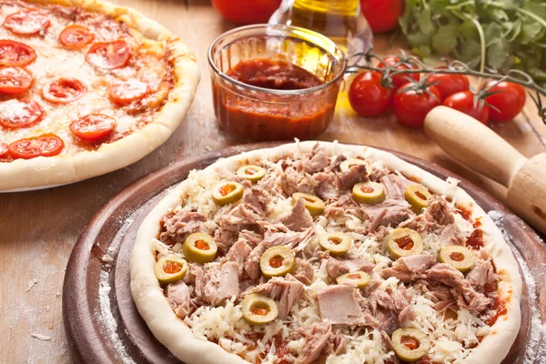 Roher Thunfisch und grüne Oliven-Pizza — Stockfoto