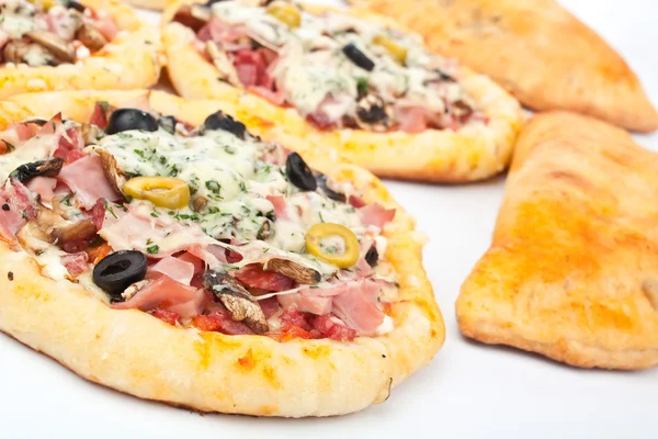 Pizza z salami — Zdjęcie stockowe