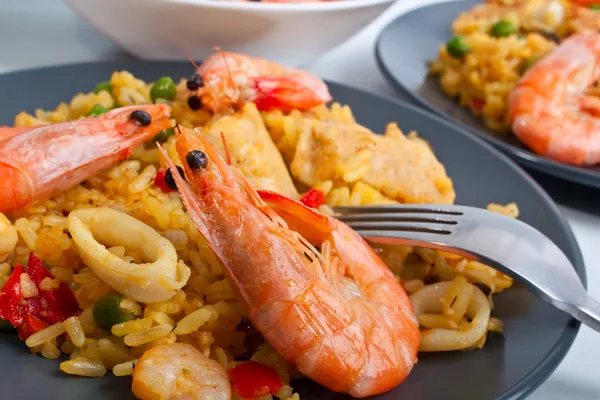 Two servings of traditional spanish paella — Stock Photo, Image