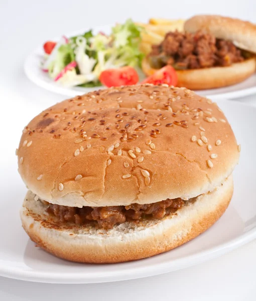 Två köttfärs hamburgare och sallad — Stockfoto