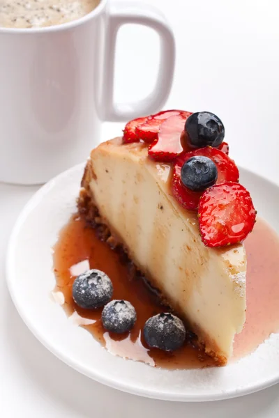 Slice of cheesecake and big cup of coffee — Stock Photo, Image