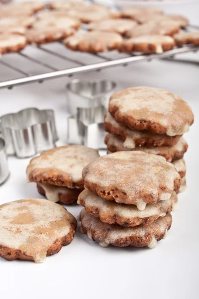 Pile de biscuits de Noël maison en forme d'étoile avec forme de biscuit — Photo