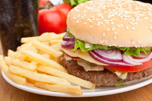 Cheeseburger, patatine fritte e cola — Foto Stock