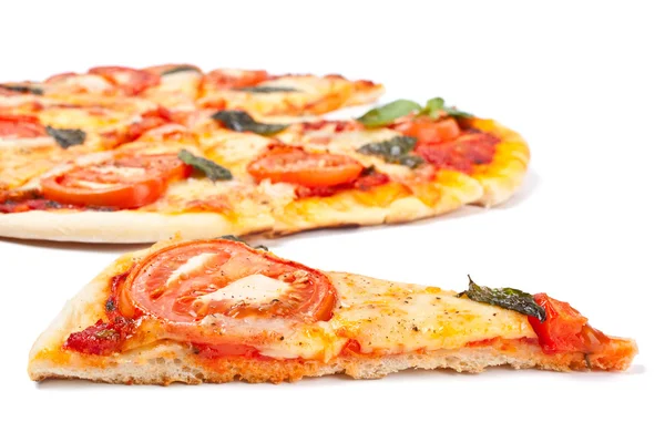 Pizza margharita tranche avec pizza à l'arrière — Photo