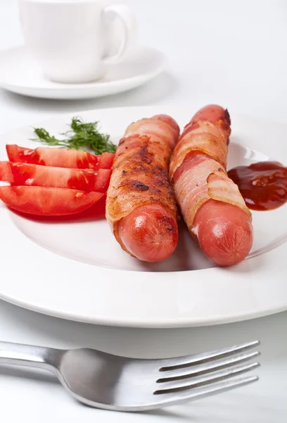 Salsichas de viena envoltas em bacon — Fotografia de Stock