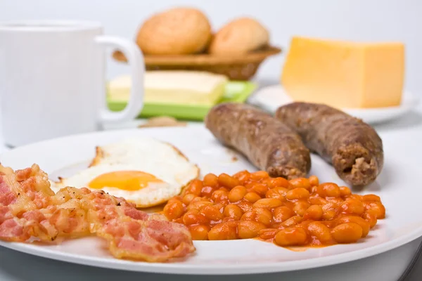 Desayuno inglés tradicional - huevo, salchichas, frijoles, tocino y —  Fotos de Stock