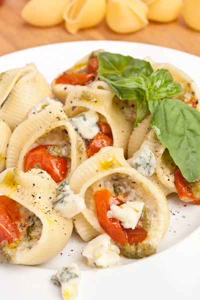 Gevulde shell pasta met tomatensaus, kaas en ingrediënten — Stockfoto