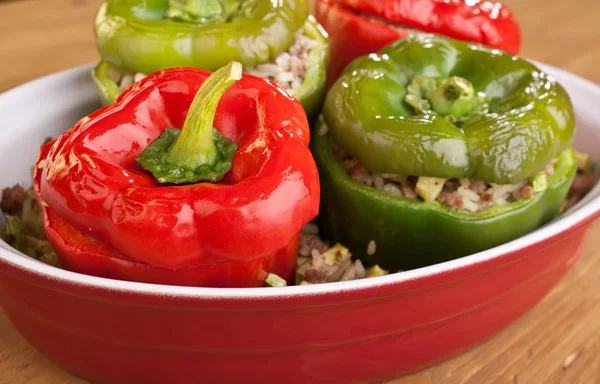 Gevulde paprika's in een rode schotel — Stockfoto