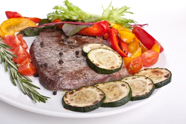 Nabídka roštěná steak se zeleninou — Stock fotografie