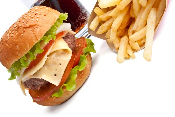 Чизбургер, картошка фри и кола — стоковое фото