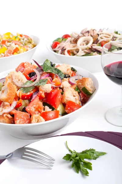 Drie kommen van verschillende Salades - panzanella salade, jumpin brood — Stockfoto