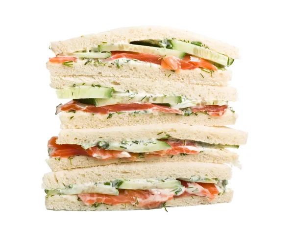 Sanduíche de chá de clube com salmão e pepinos em pão branco — Fotografia de Stock