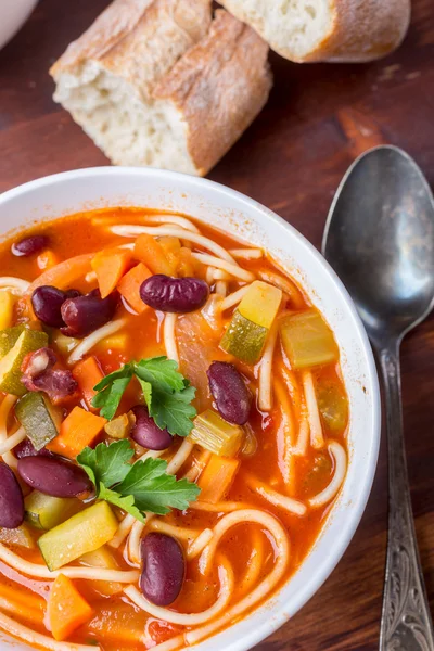 Minestrone-Suppe mit Nudeln, Bohnen und Gemüse — Stockfoto