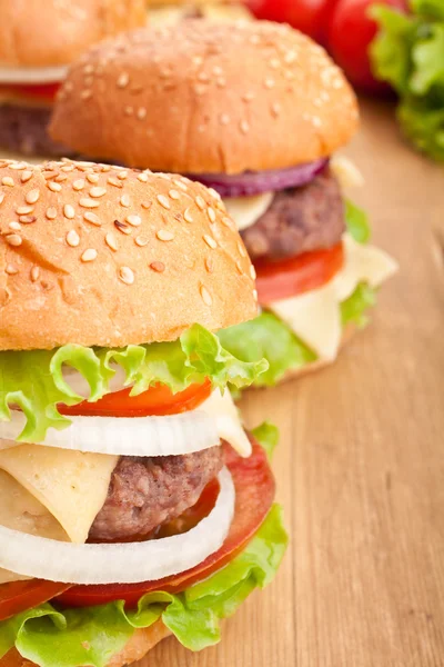 Cheeseburger, con ingredienti — Foto Stock